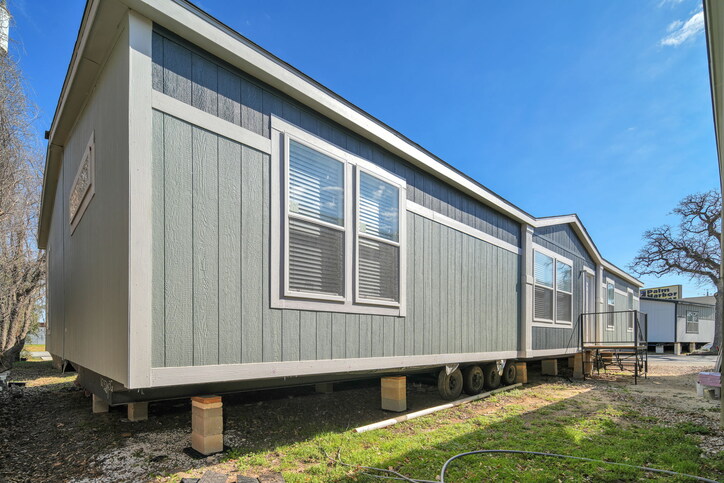 Valu Premier 32643G | 3 bedroom, 2 bathroom, 1962 sqft home | Built by Cavco - Seguin in Seguin, TX.