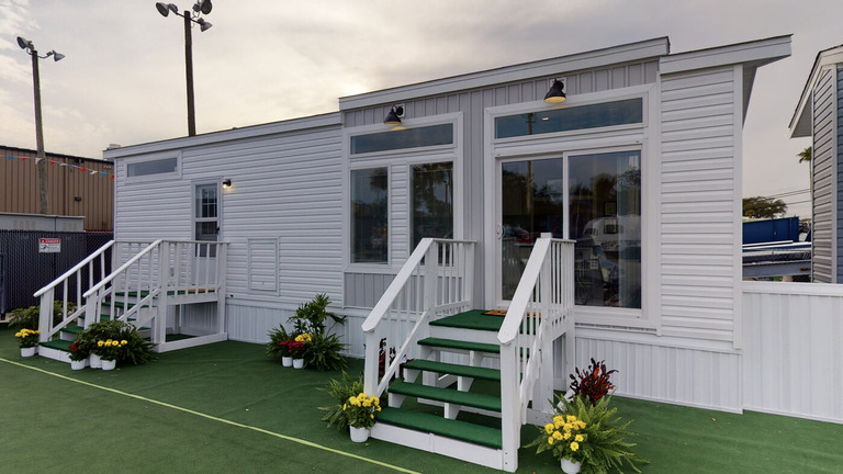 Palm Harbor Village Plant City FL - a Cavco Homes dealer/builder