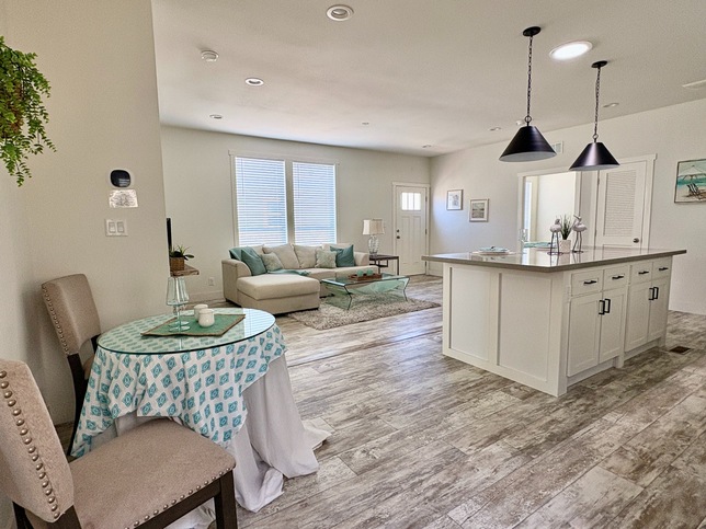 Dining area, Pacific Chile San Marcos CA, Pacific Manufactured Homes