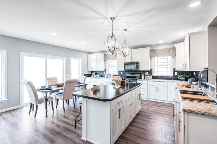 Manorwood Classic 42643AM | 3 bedroom, 2 bathroom, 2624 sqft home. Built by Cavco - Manorwood in Emlenton, PA.