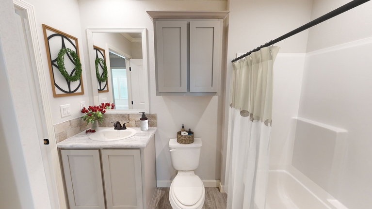 Beaumont 5079 Classic II Series Manufactured Home Bryan, TX
Hall Bathroom