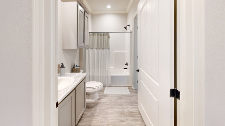 Beaumont 5079 Classic II Series Manufactured Home Bryan, TX
Hall Bathroom