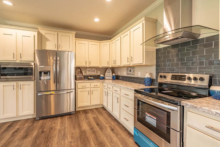 Thomas 32663B | 3 bedroom, 2 bathroom, 1958 sqft home | Built by Cavco - Moultrie in Moultrie, GA.