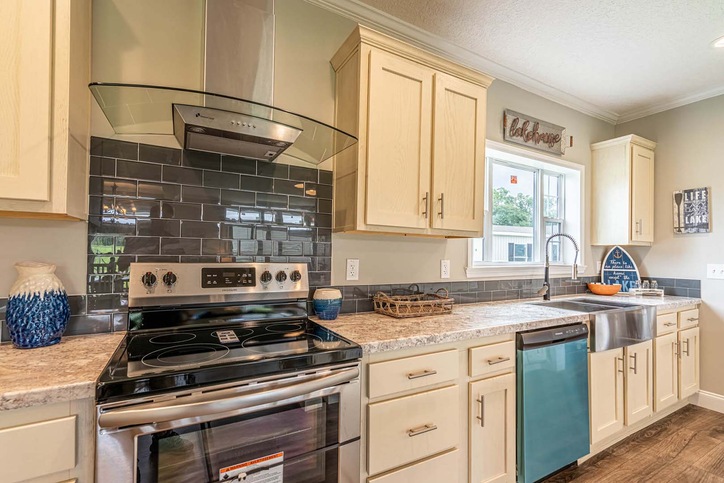 Thomas 32663B | 3 bedroom, 2 bathroom, 1958 sqft home | Built by Cavco - Moultrie in Moultrie, GA.