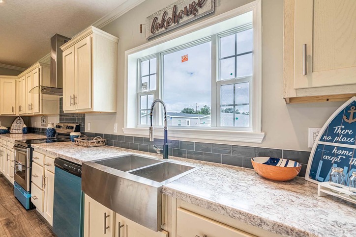 Thomas 32663B | 3 bedroom, 2 bathroom, 1958 sqft home | Built by Cavco - Moultrie in Moultrie, GA.