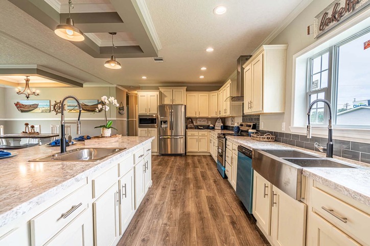 Thomas 32663B | 3 bedroom, 2 bathroom, 1958 sqft home | Built by Cavco - Moultrie in Moultrie, GA.