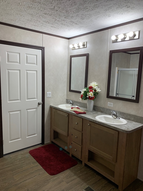 Spacious Master Bathroom in the Fairmont Manufactured Home Model #186045.