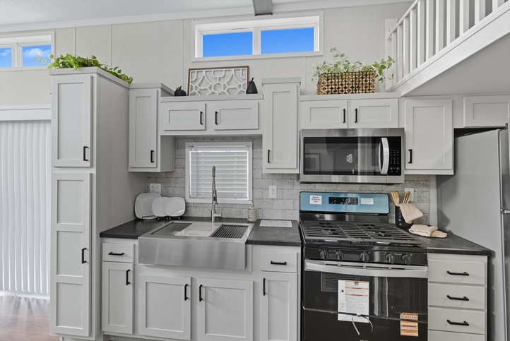 Country Manor 100187S | 1 bedroom, 1 bathroom, 399 sqft park model. Built by Cavco - Nappanee in Nappanee, IN.