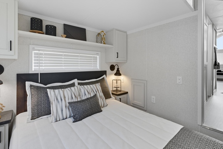 Country Manor 100187S | 1 bedroom, 1 bathroom, 399 sqft park model. Built by Cavco - Nappanee in Nappanee, IN.