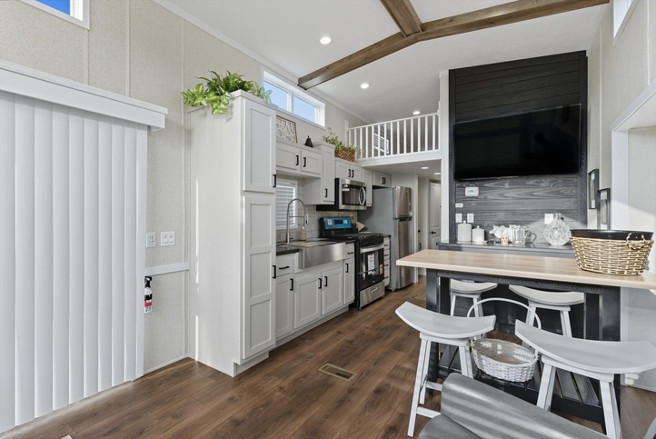Country Manor 100187S | 1 bedroom, 1 bathroom, 399 sqft park model. Built by Cavco - Nappanee in Nappanee, IN.