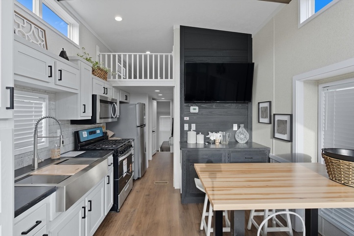 Country Manor 100187S | 1 bedroom, 1 bathroom, 399 sqft park model. Built by Cavco - Nappanee in Nappanee, IN.