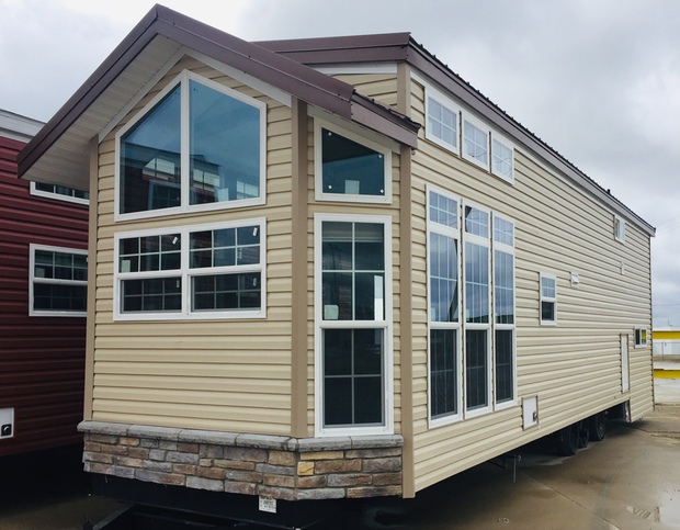 Country Manor 100147S Park Model | 1 bedroom, 1 bathroom, 391 sqft home. Built by Cavco - Nappanee in Nappanee, IN.