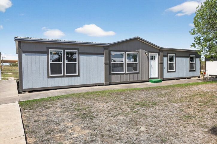 Hidden Shores 32563A | 3 bedroom, 2 bathroom, 1717 sqft home. Built by Cavco - Seguin in Seguin, TX.