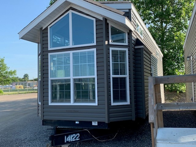 Attractive exterior with lots of windows for the 100152 Country Manor from Fairmont Homes.