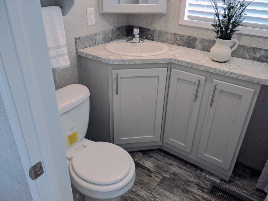 Great use of space in the bathroom of the 100152 Country Manor from Fairmont Homes.