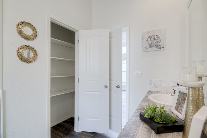 Swan L52EP8 Smart Cottage Series Manufactured Home Houston TX
Primary Bathroom