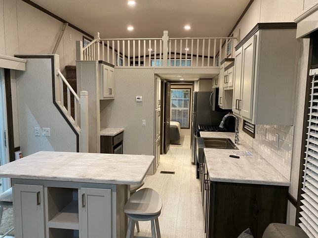Country Manor 100177 | 1 bedroom, 1 bathroom, 399 sqft park model. Built by Cavco - Nappanee in Nappanee, IN.