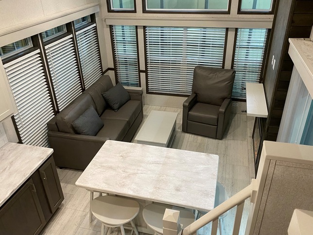 Country Manor 100177 | 1 bedroom, 1 bathroom, 399 sqft park model. Built by Cavco - Nappanee in Nappanee, IN.