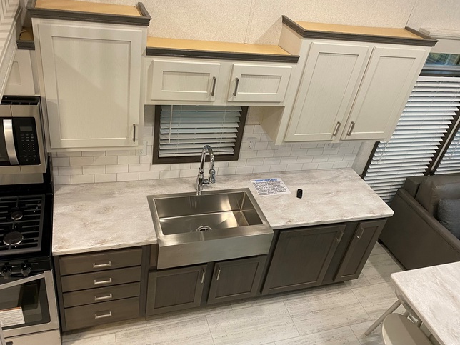Country Manor 100177 | 1 bedroom, 1 bathroom, 399 sqft park model. Built by Cavco - Nappanee in Nappanee, IN.